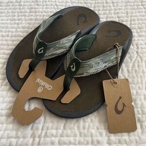 OluKai Men's Dark Green Camo Flip Flops